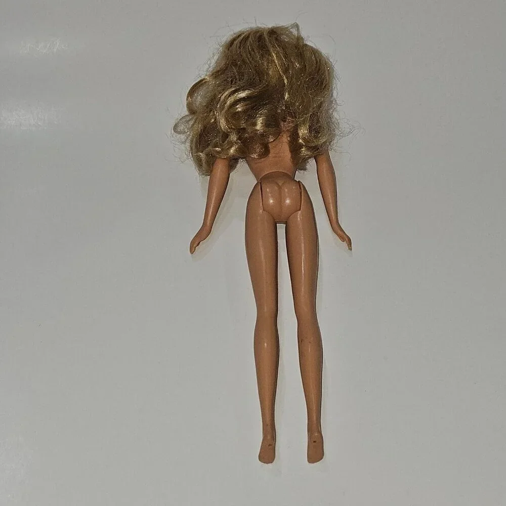 Barbie Doll Wavy Blonde Hair Swivel Waist Blue Eyes Pink Lips Nude Mattel 1995